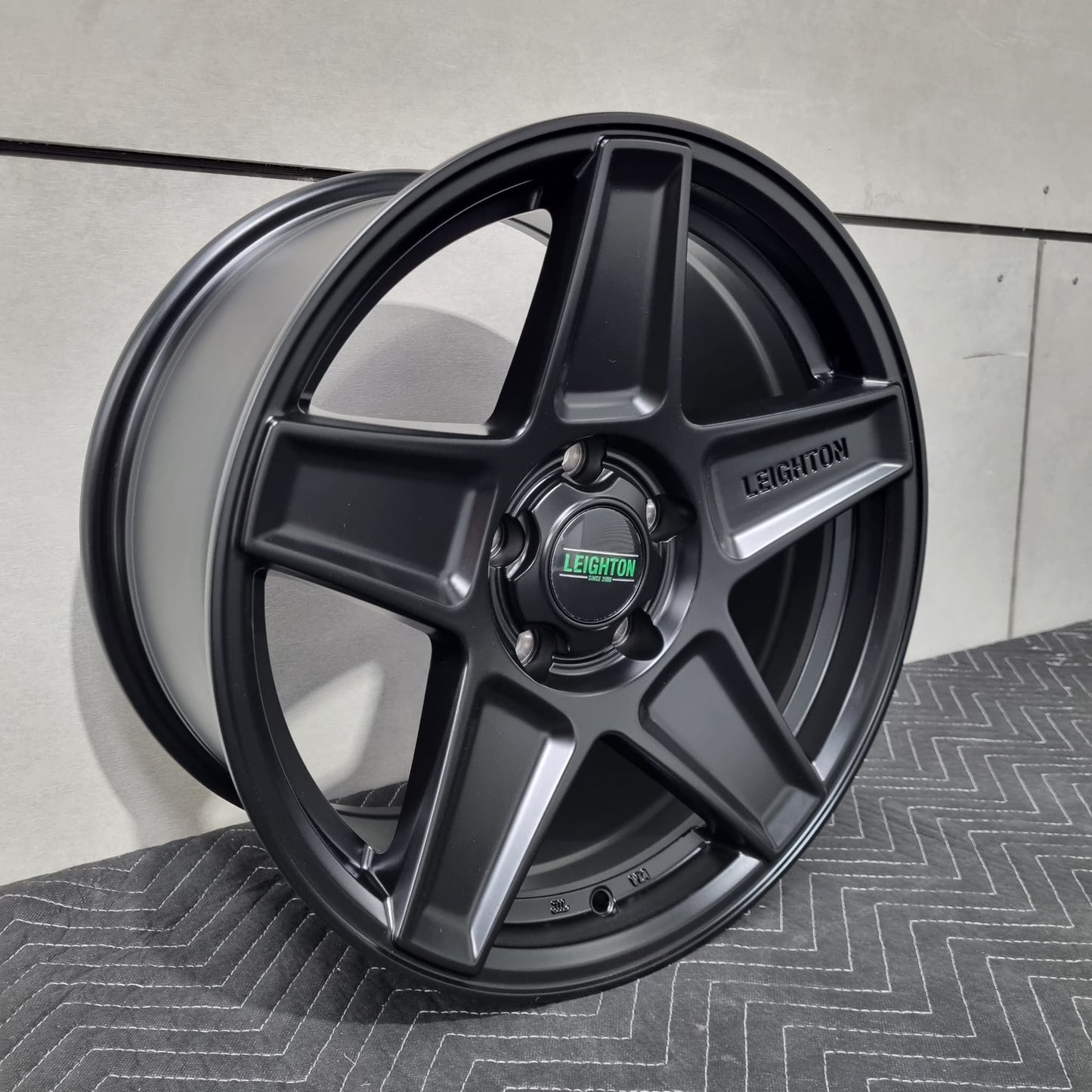 LV-4 - 17" Alloy Wheels