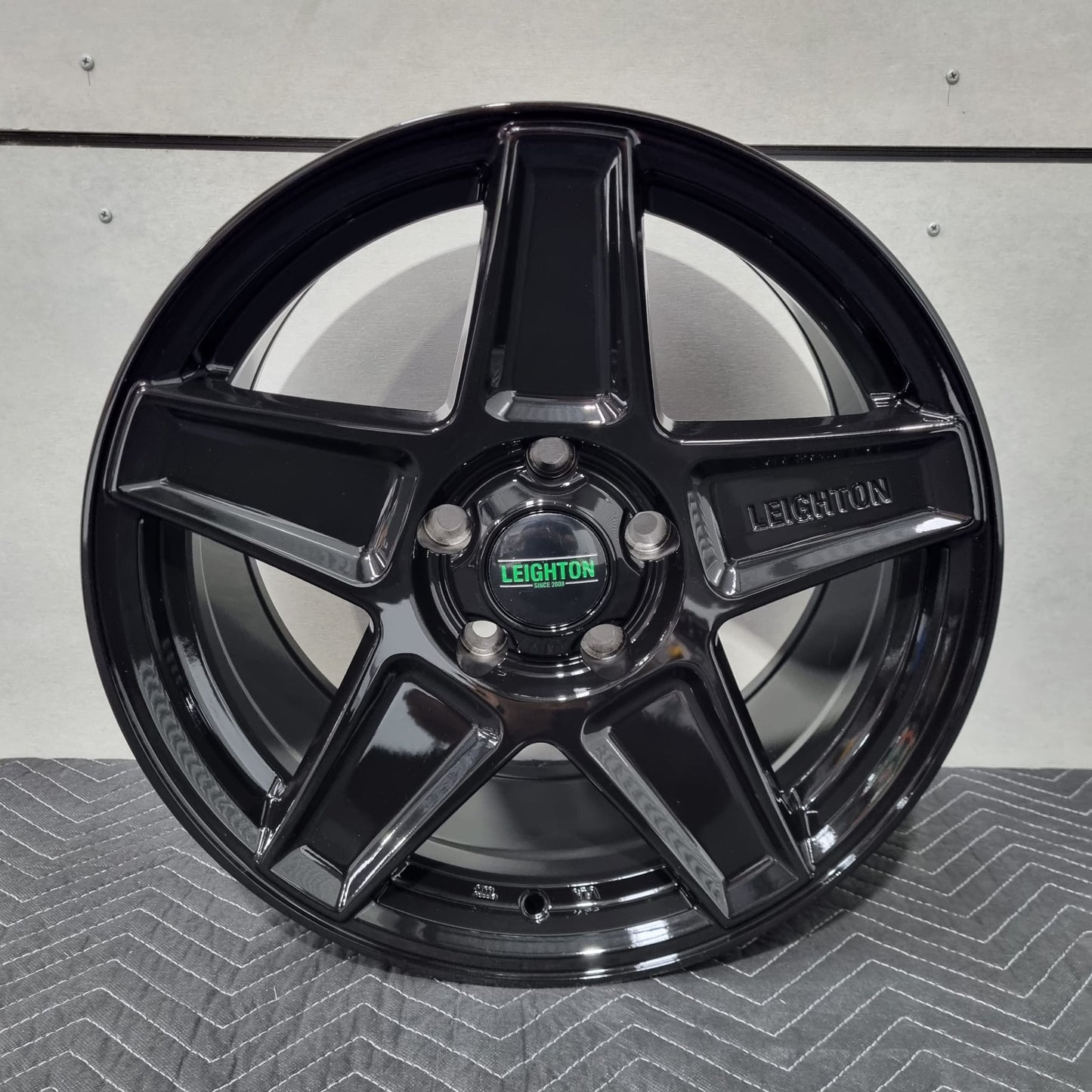 LV-4 - 17" Alloy Wheels