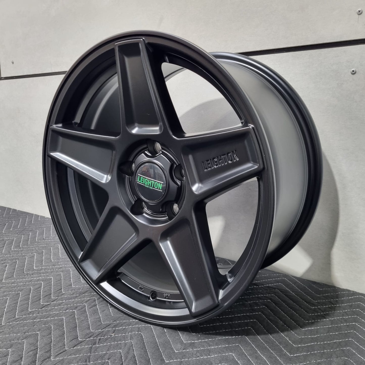 LV-4 - 17" Alloy Wheels