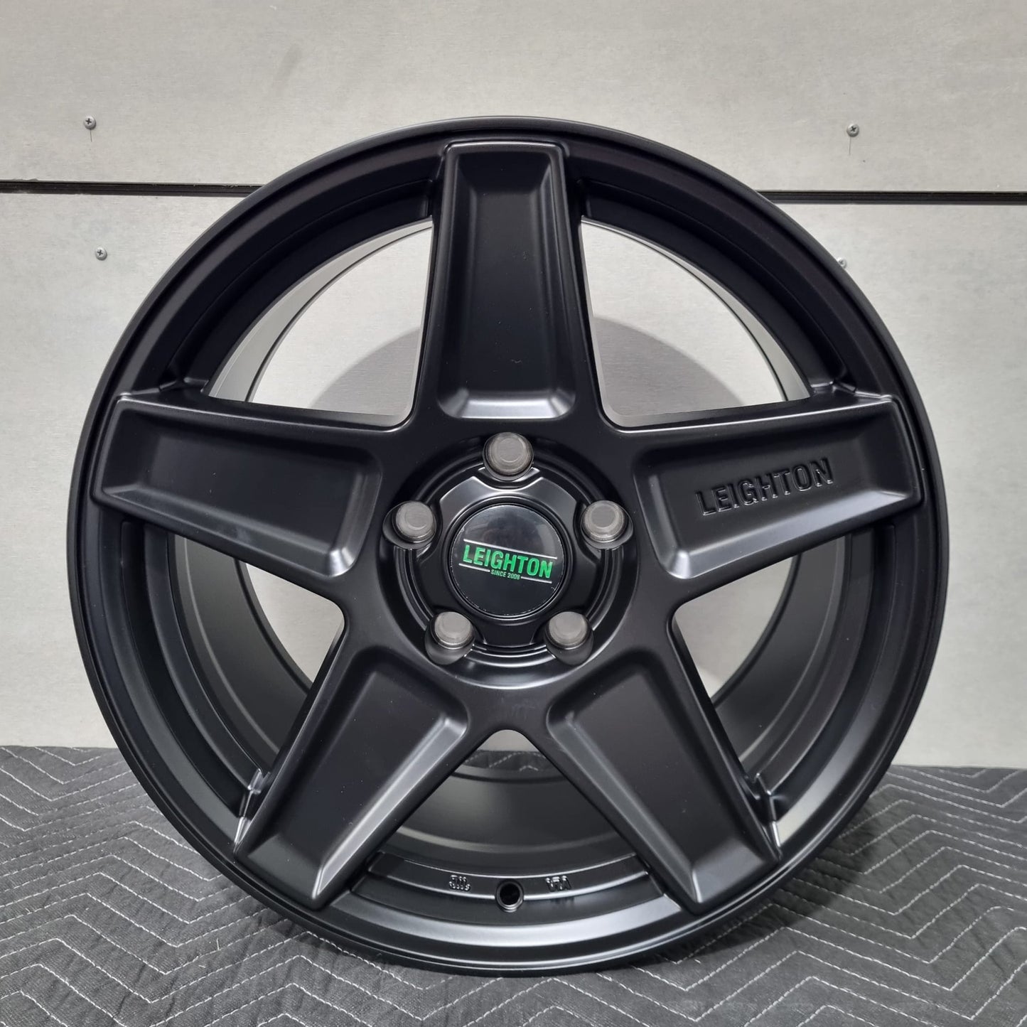 LV-4 - 17" Alloy Wheels