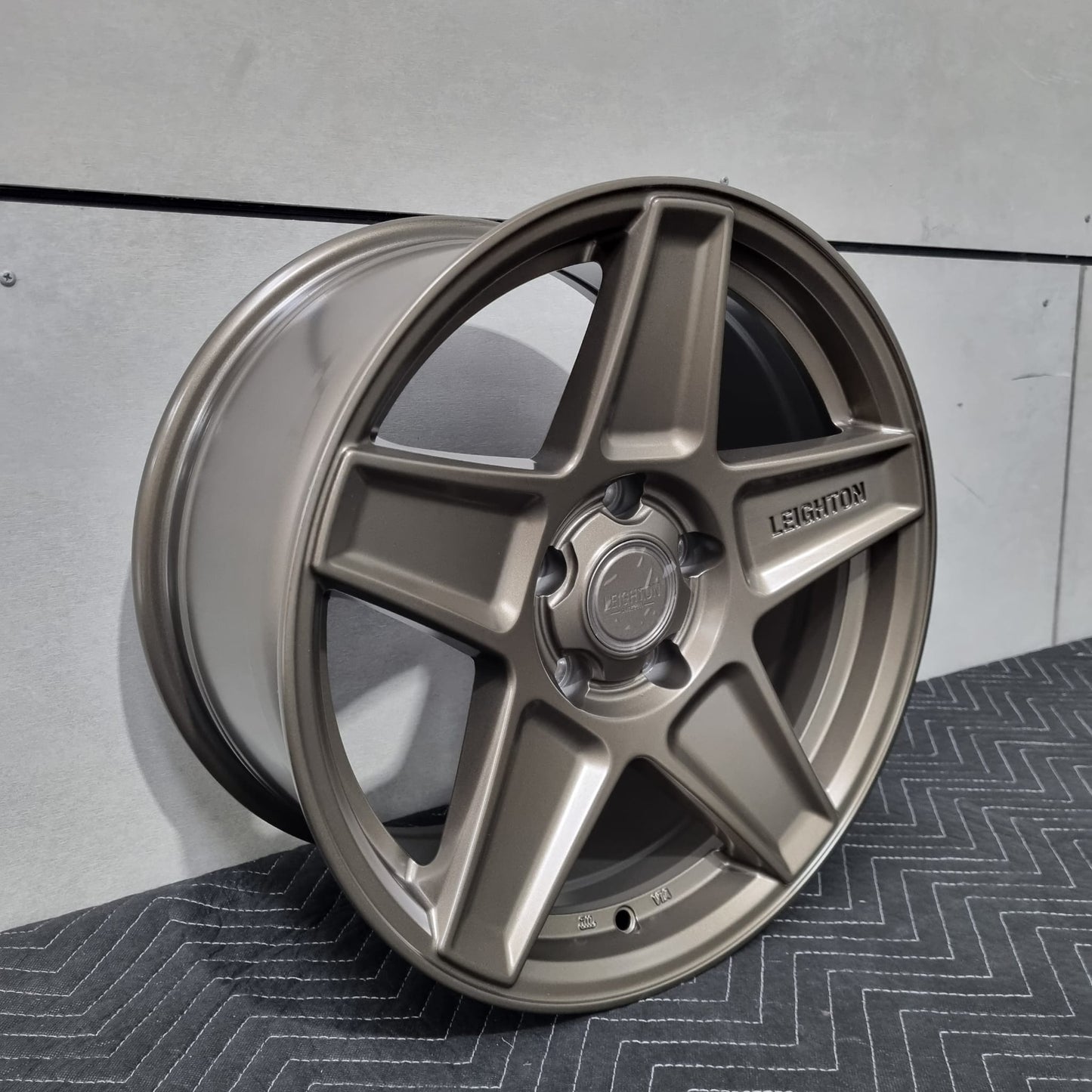 LV-4 - 17" Alloy Wheels