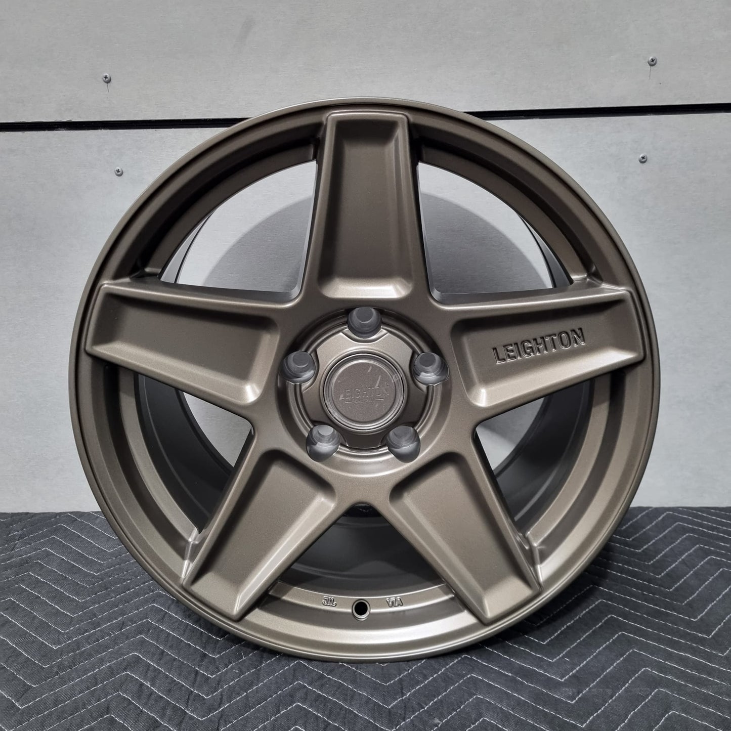 LV-4 - 17" Alloy Wheels