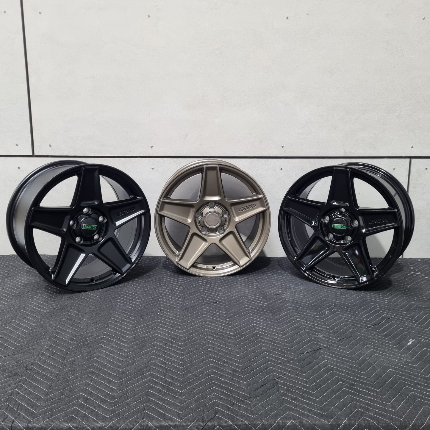 LV-4 - 17" Alloy Wheels